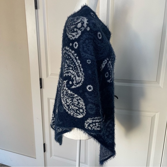 Cashmere Blend, Reversible Navy and White Paisley Print Poncho - Picture 8 of 9
